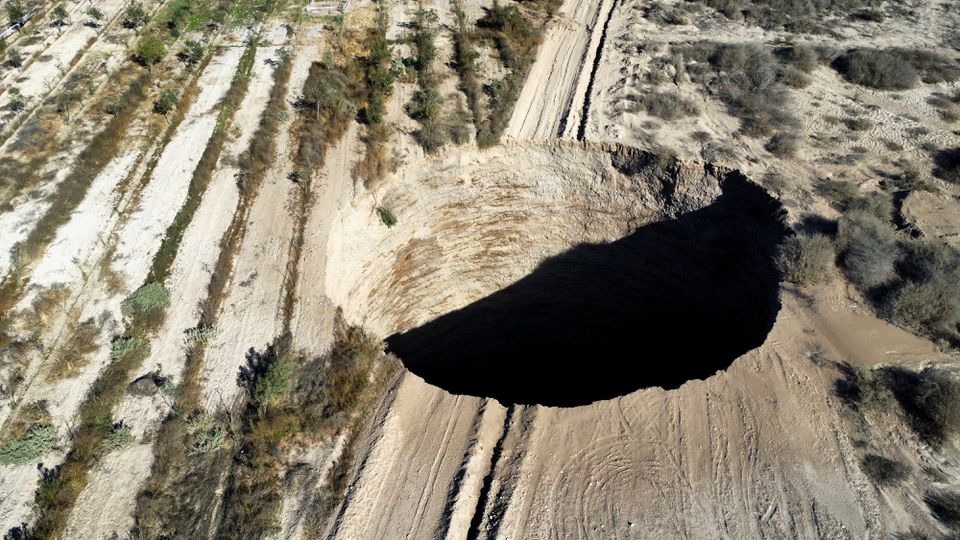 Sebuah lubang raksasa ditemukan di wilayah dekat pertambangan di Chile.