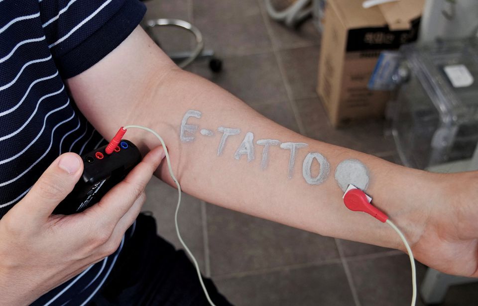 Teknologi alat pengawas kesehatan pada tato yang dikembangkan di Korea Selatan.