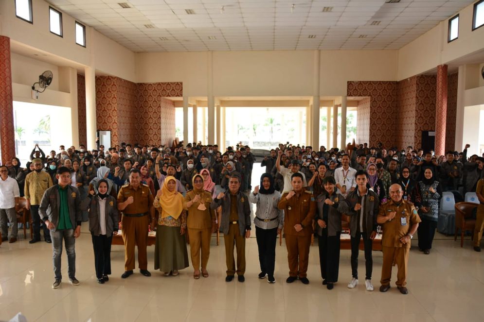 Penyerahan jaket dari Ketua STISIPPOL Candradimuka kepada Wakil Bupati Ogan Ilir sebagai tanda dimulainya pelaksanaan KKN Tematik Angkatan 26 Tahun 2022 di Indralaya Selatan, Ogan Ilir, 1-31 Agutus 2022