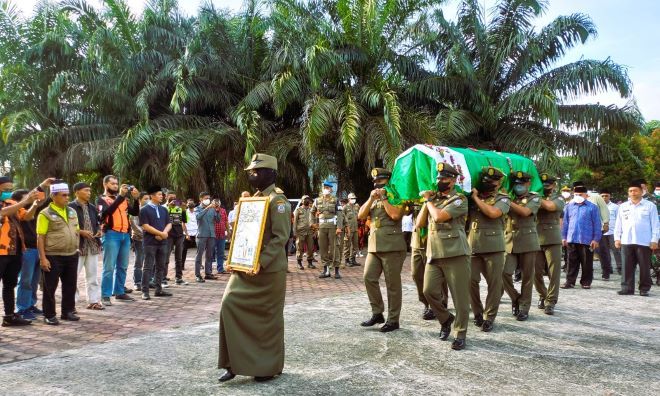 Prosesi pemakaman mantan Wali Kota Balikpapan, Imdaad Hamid di TMP Dharma Agung. Foto: Ferry Cahyanti/ Ibukotakini.com