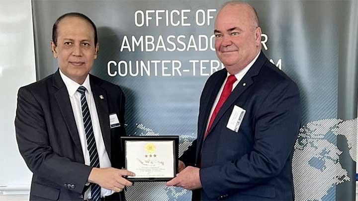 Duta besar australia untuk penanggulangan terorisme, Roger Noble dan Komjen. Pol. Dr. Boy Rafli Amar Kepala Badan Nasional Penanggulangan Terorisme dalam sebuah pertemuan di Ibu Kota Sydney, Australia.