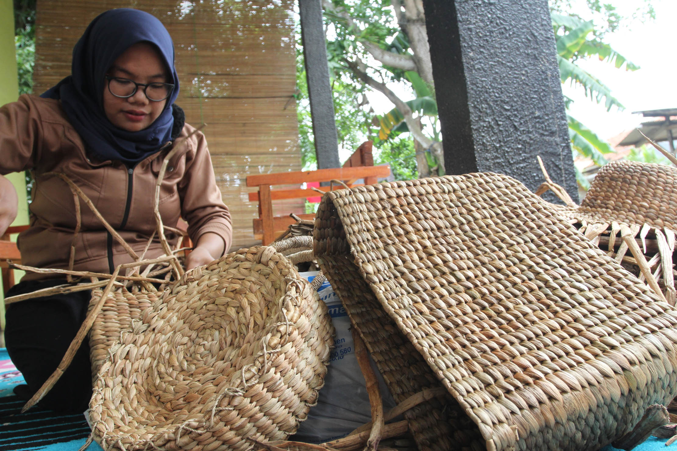 Aktifitas pengrajin tas dan kerajinan dari bahan eneng gondok di kawasan Cipondoh Kota Tangerang, Kamis 4 Agustus 2022. Foto : Panji Asmoro/TrenAsia