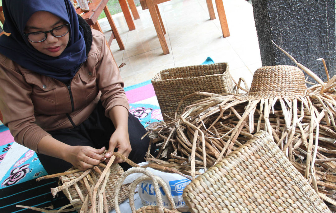 Aktifitas pengrajin tas dan kerajinan dari bahan eneng gondok di kawasan Cipondoh Kota Tangerang, Kamis 4 Agustus 2022. Foto : Panji Asmoro/TrenAsia