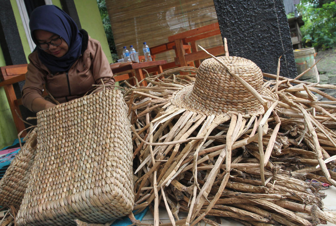 Aktifitas pengrajin tas dan kerajinan dari bahan eneng gondok di kawasan Cipondoh Kota Tangerang, Kamis 4 Agustus 2022. Foto : Panji Asmoro/TrenAsia