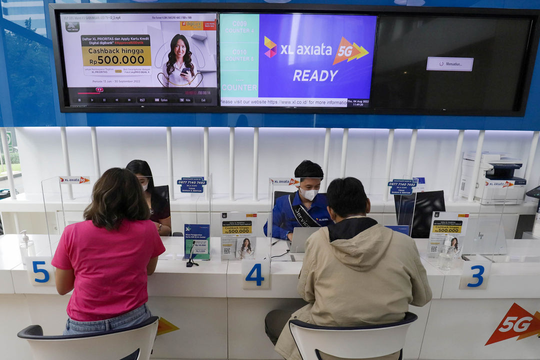 Suasana pelayanan pelanggan di counter XL Xplor Axiata Tower, Jakarta. Foto: Ismail Pohan/TrenAsia