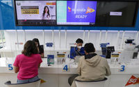 Suasana pelayanan pelanggan di counter XL Xplor Axiata Tower, Jakarta. Foto: Ismail Pohan/TrenAsia