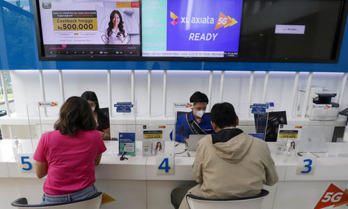 Suasana pelayanan pelanggan di counter XL Xplor Axiata Tower, Jakarta. Foto: Ismail Pohan/TrenAsia