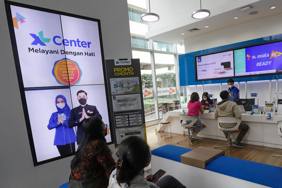 Suasana pelayanan pelanggan di counter XL Xplor Axiata Tower, Jakarta. Foto: Ismail Pohan/TrenAsia