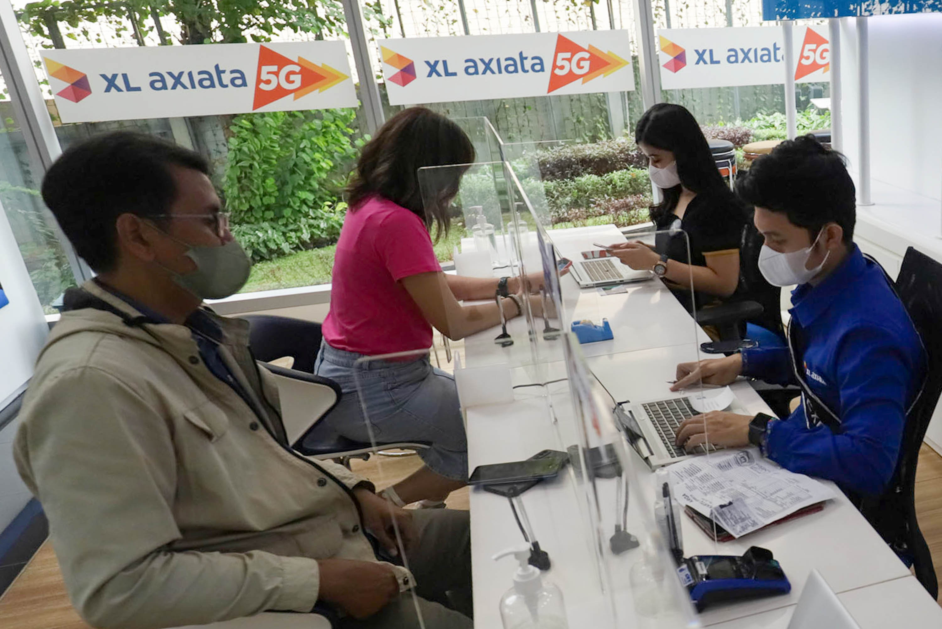 Suasana pelayanan pelanggan di counter XL Xplor Axiata Tower, Jakarta. Foto: Ismail Pohan/TrenAsia