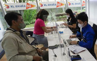 Suasana pelayanan pelanggan di counter XL Xplor Axiata Tower, Jakarta. Foto: Ismail Pohan/TrenAsia