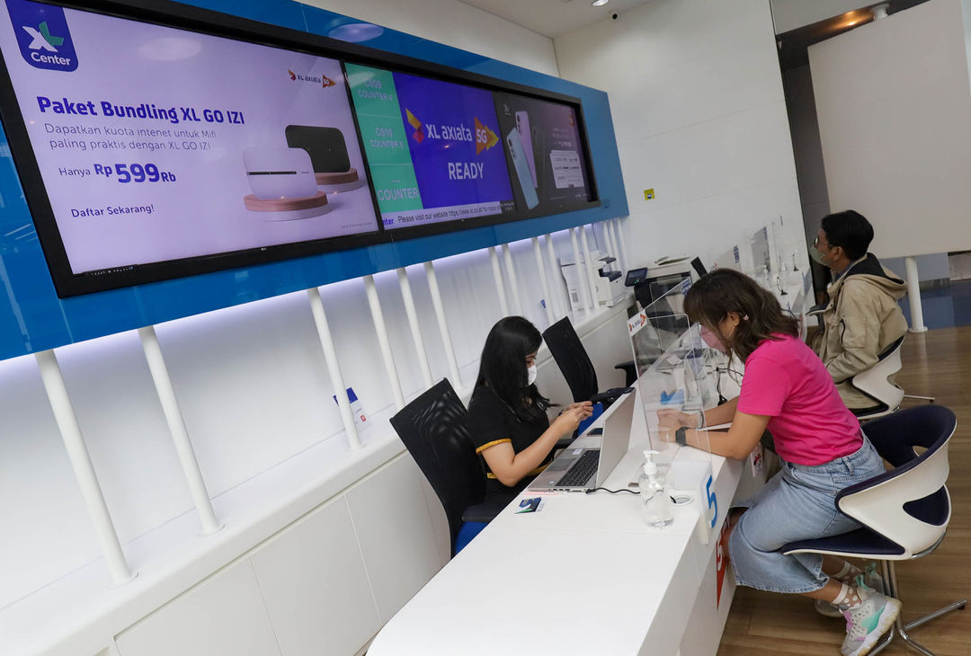 Suasana pelayanan pelanggan di counter XL Xplor Axiata Tower, Jakarta. Foto: Ismail Pohan/TrenAsia