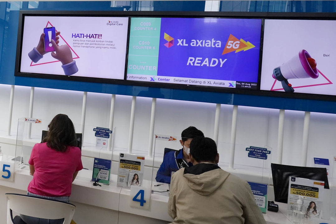 Suasana pelayanan pelanggan di counter XL Xplor Axiata Tower, Jakarta. Foto: Ismail Pohan/TrenAsia