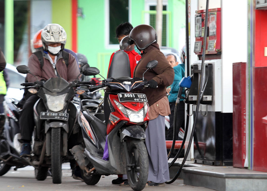 Pengisian bahan bakar bersubsidi untuk kendaraan bermotor di sebuah SPBU, Kamis 4 Agustus 2022. Foto : Panji Asmoro/TrenAsia