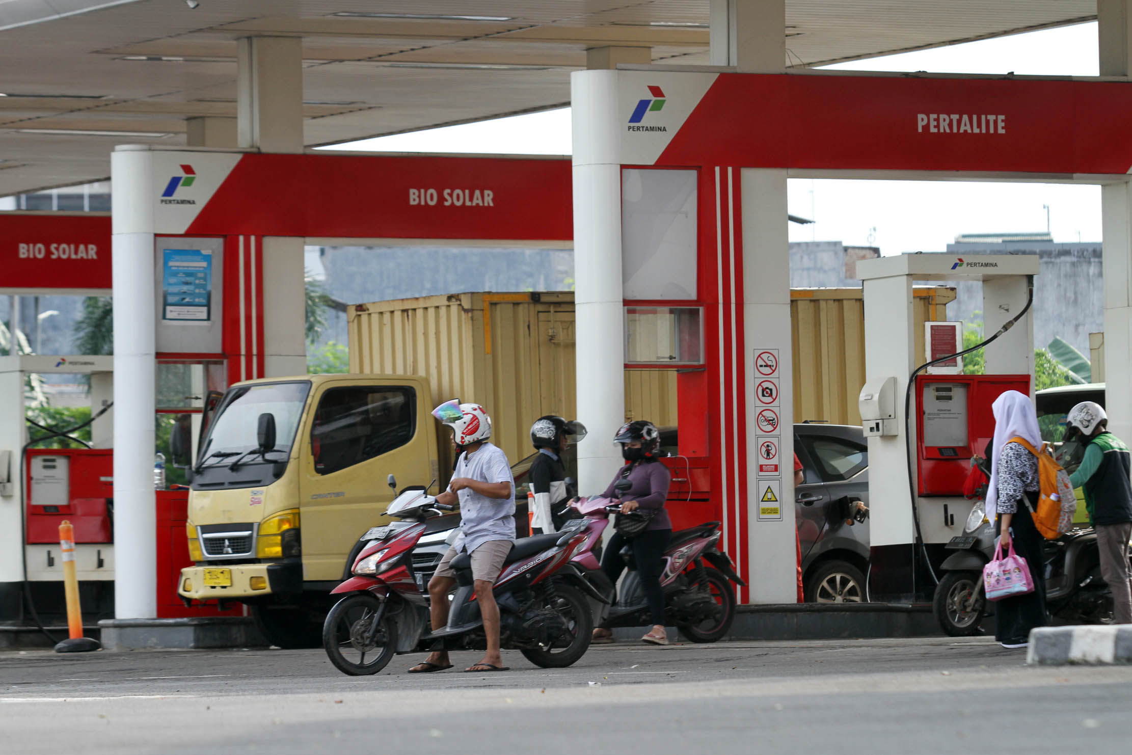 Pengisian bahan bakar bersubsidi untuk kendaraan bermotor di sebuah SPBU, Kamis 4 Agustus 2022. Foto : Panji Asmoro/TrenAsia