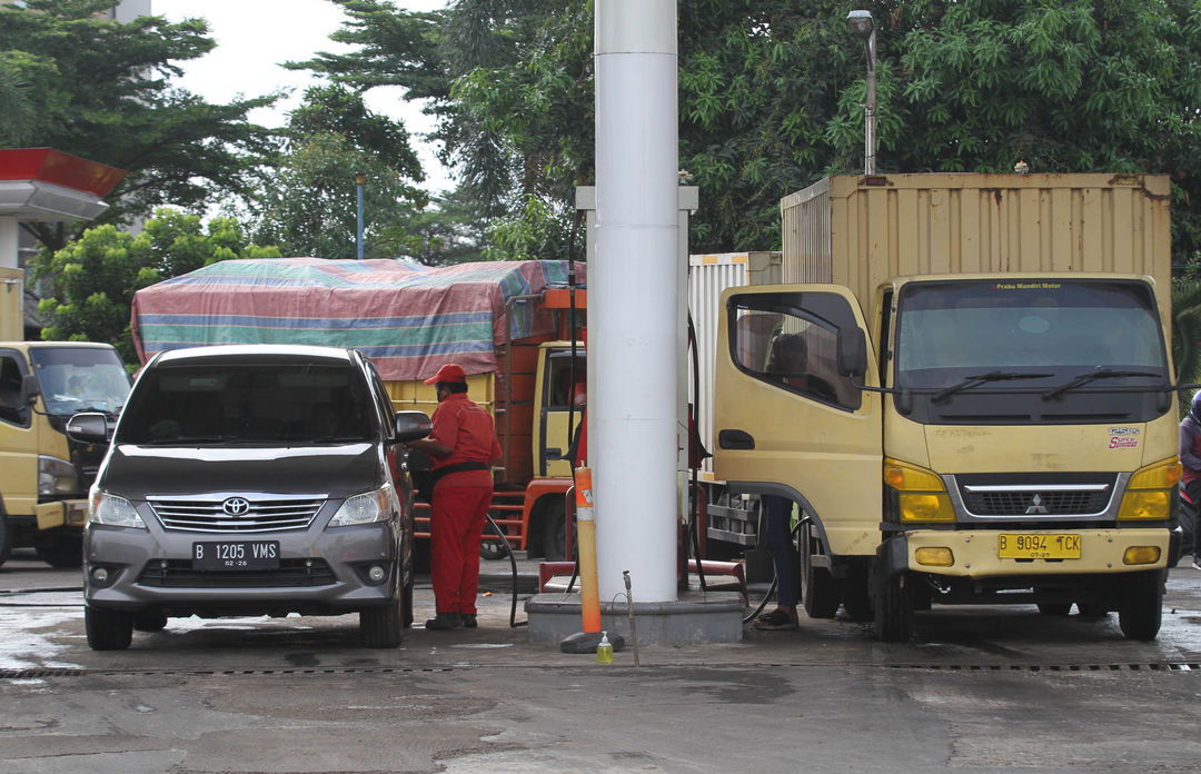 Pengisian bahan bakar bersubsidi untuk kendaraan bermotor di sebuah SPBU, Kamis 4 Agustus 2022. Foto : Panji Asmoro/TrenAsia