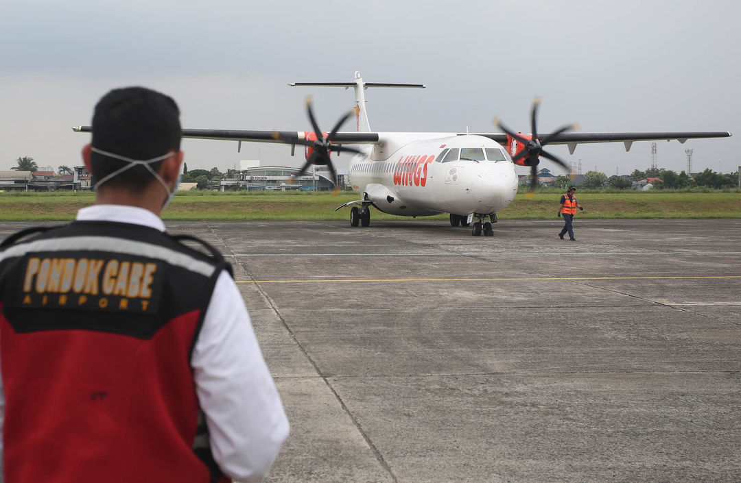 Nampak petugas melakukan uji coba operasional penerbangan komersil di Bandara Pondok Cabe, Tangerang Selatan, Banten, Kamis 4 Agustus 2022 . Mulai 5 Agustus 2022 Bandara Pondok Cabe (PCB) akan melayani penerbangan komersil atau penerbangan penumpang berjadwal yang akan dilayani oleh maskapai Wings Air dengan tujuan Purbalingga, Cepu Blora, Sumenep Madura, Lubuk Linggau, Ketapang Pontianak dan Krui Lampung. Foto : Panji Asmoro/TrenAsia