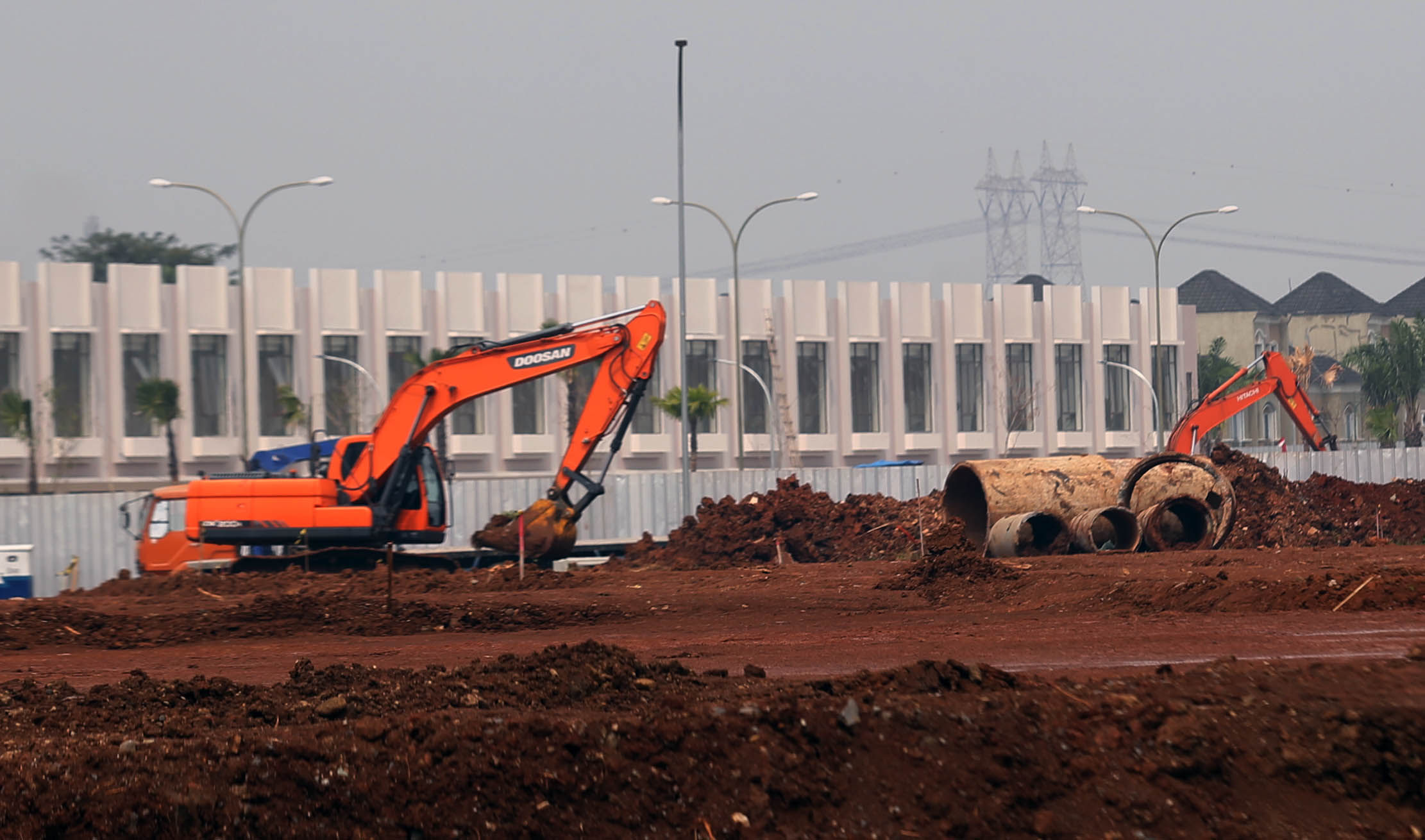 Pembangunan kawasan bisnis dan perdagangan di Sumarecon Serpong,Jumat 5 Agustus 2022. Foto : Panji Asmoro/TrenAsia