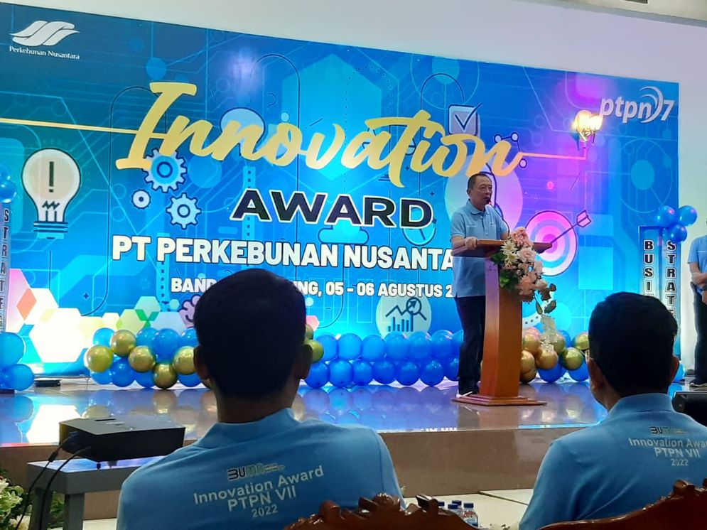 Direktur PTPN VII Ryanto Wisnuardhy membuka acara Innovation Award 2022.