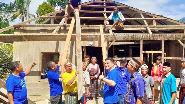 DPC Demokrat Mabar Gotong Royong Bedah Rumah Warga Di Kecamatan Kuwus Barat