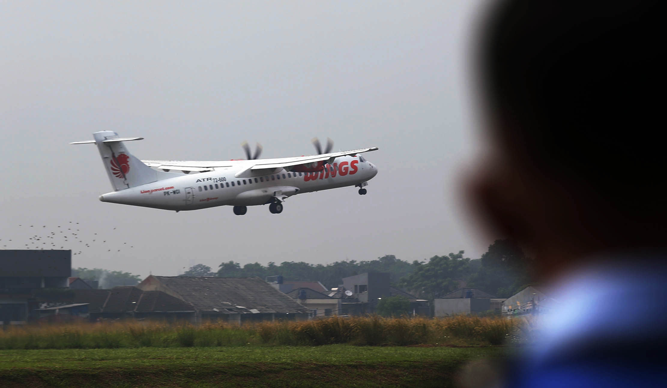 Pesawat Wings Air jenis ATR melakukan  penerbangan komersil perdana di Bandara Pondok Cabe, Tangerang Selatan, Banten, Jumat 5 Agustus 2022. Foto : Panji Asmoro/TrenAsia