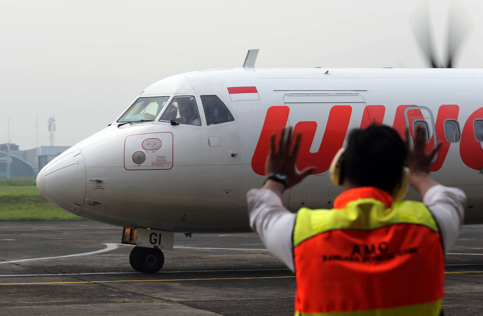 Penerbangan Perdana Wings - Panji 4.jpg