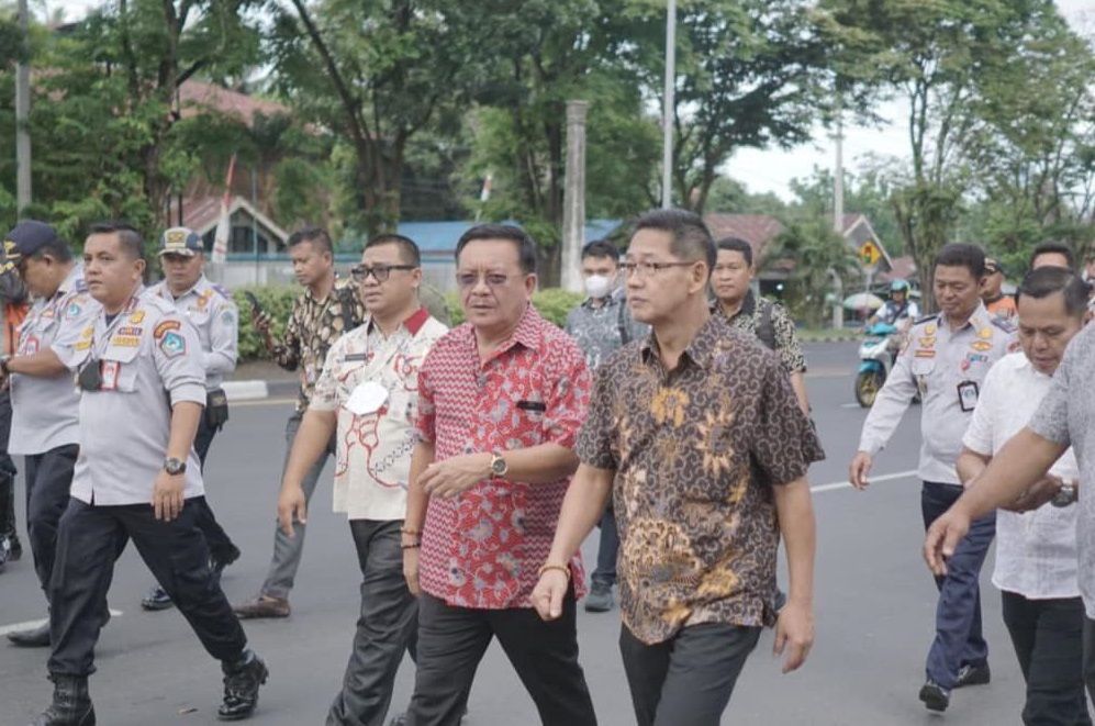 Wali Kota Bitung Maurits Mantiri dan Wawali Hengky Honandar berjalan kaki menuju kantor. (Foto:Istimewa)