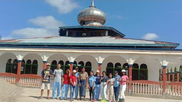 Bangun Dialog Kehidupan, Mahasiswa KKN Unika Ruteng Adakan Baksos di Masjid Nangalili, Mabar