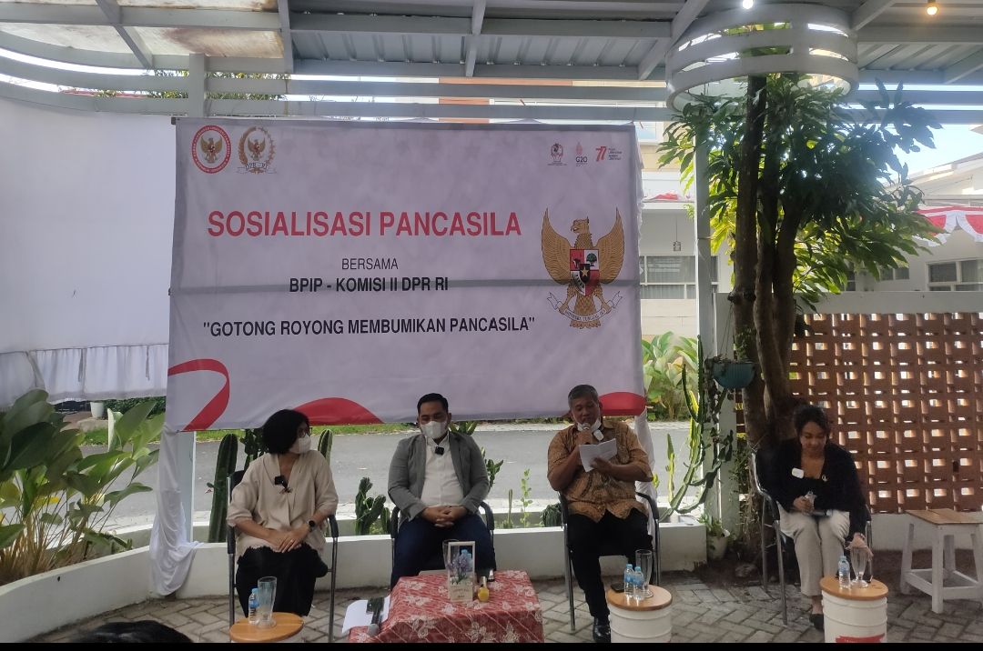 Elfrida Herawati Siregar Direktur Hubungan Antar Lembaga dan Kerjasama, anggota Komisi II DPR RI HM Rifqinizamy Karsayuda menjadi pembicara dalam kegiatan sosialisasi Pancasila.