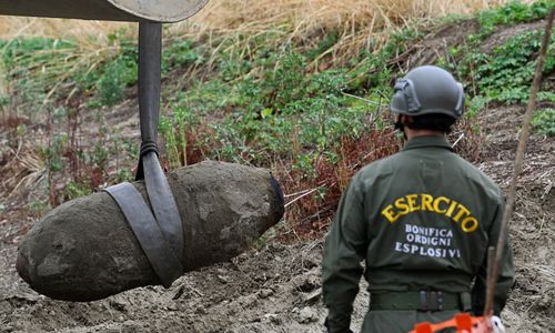 Penemuan bom dari zaman Perang Dunia ke-2 di sungai Italia yang mengering.