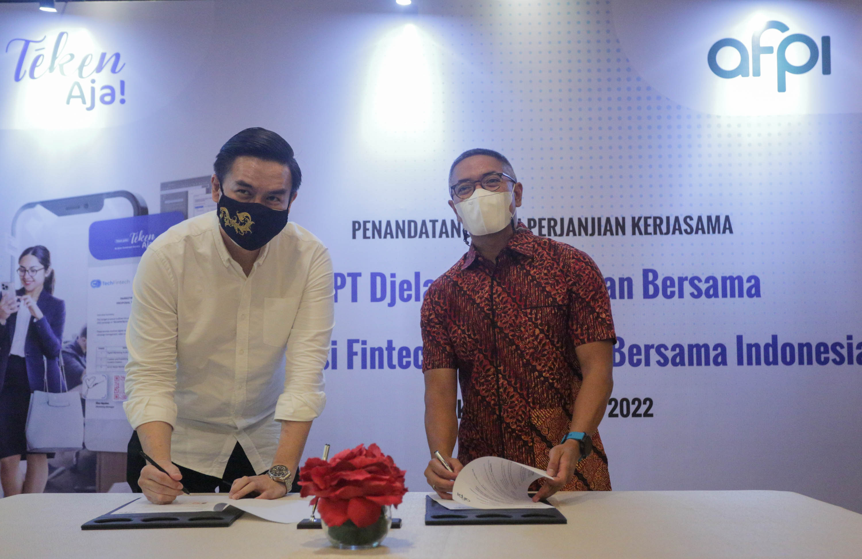 Ketua Umum Asosiasi Fintech Pendanaan Bersama Indonesia (AFPI) Adrian Gunadi (kanan), dan CEO TékenAja! Alwin Jabarti K (kiri) menandatangani perjanjian kerja sama penyediaan tandatangan elektronik dan e-Meterai bagi perusahaan fintech pendanaan anggota AFPI untuk menciptakan ekosistem fintech lending yang aman, di Jakarta, Rabu, 9 Agustus 2022. Foto: Ismail Pohan/TrenAsia