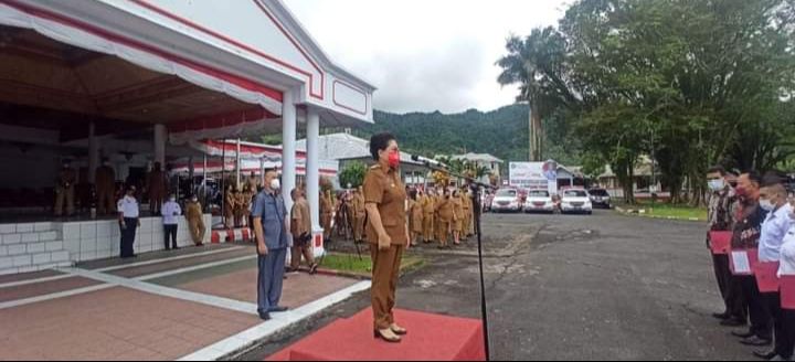 Bupati Rinny Tamuntuan saat memimpin apel kerja. (Foto:Istimewa)