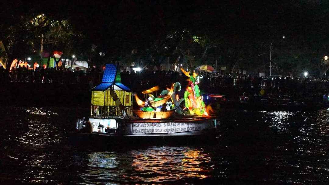 Salah satu jukung hias meramaikan festival pasar terapung