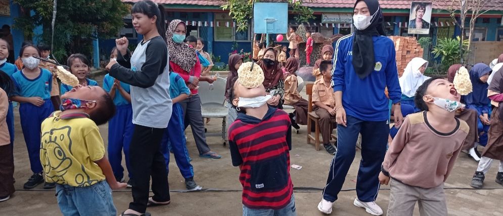 Sejumlah anak kelas IB SD Negeri 16 Palembang mengikuti lomba kerupuk