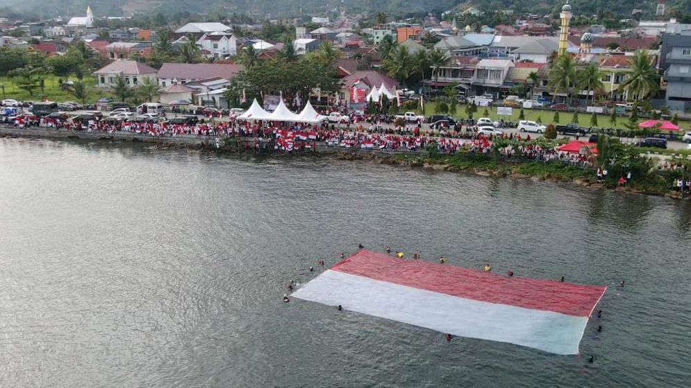 Pengibaran bendera merah putih raksasa di Mamuju. 