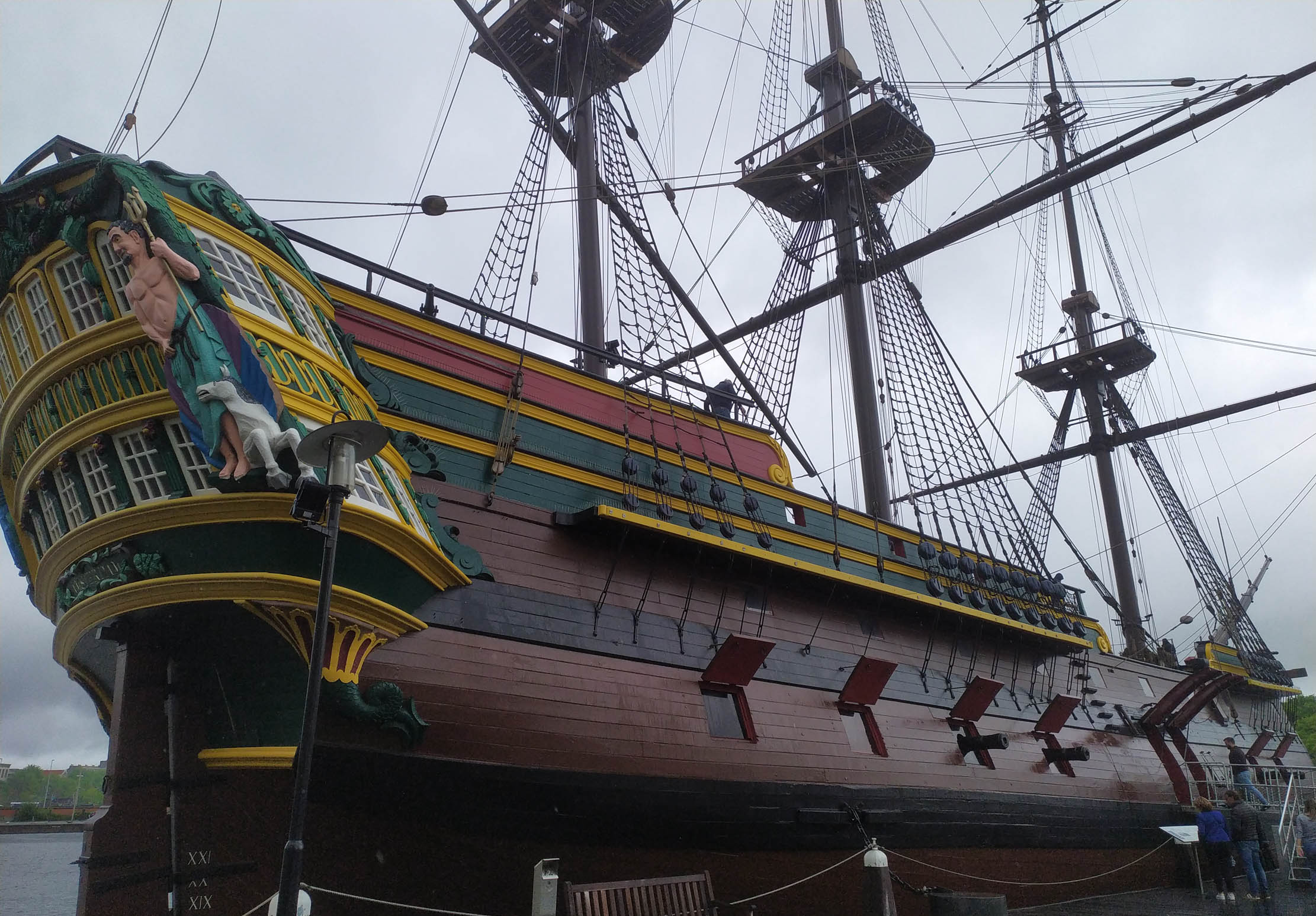 Replika kapal Amsterdam yang karam sebelum mencapai Batavia berdiri angkuh di Museum Maritim Nasional, Amsterdam. Foto : Andi Reza Rohadian/TrenAsia