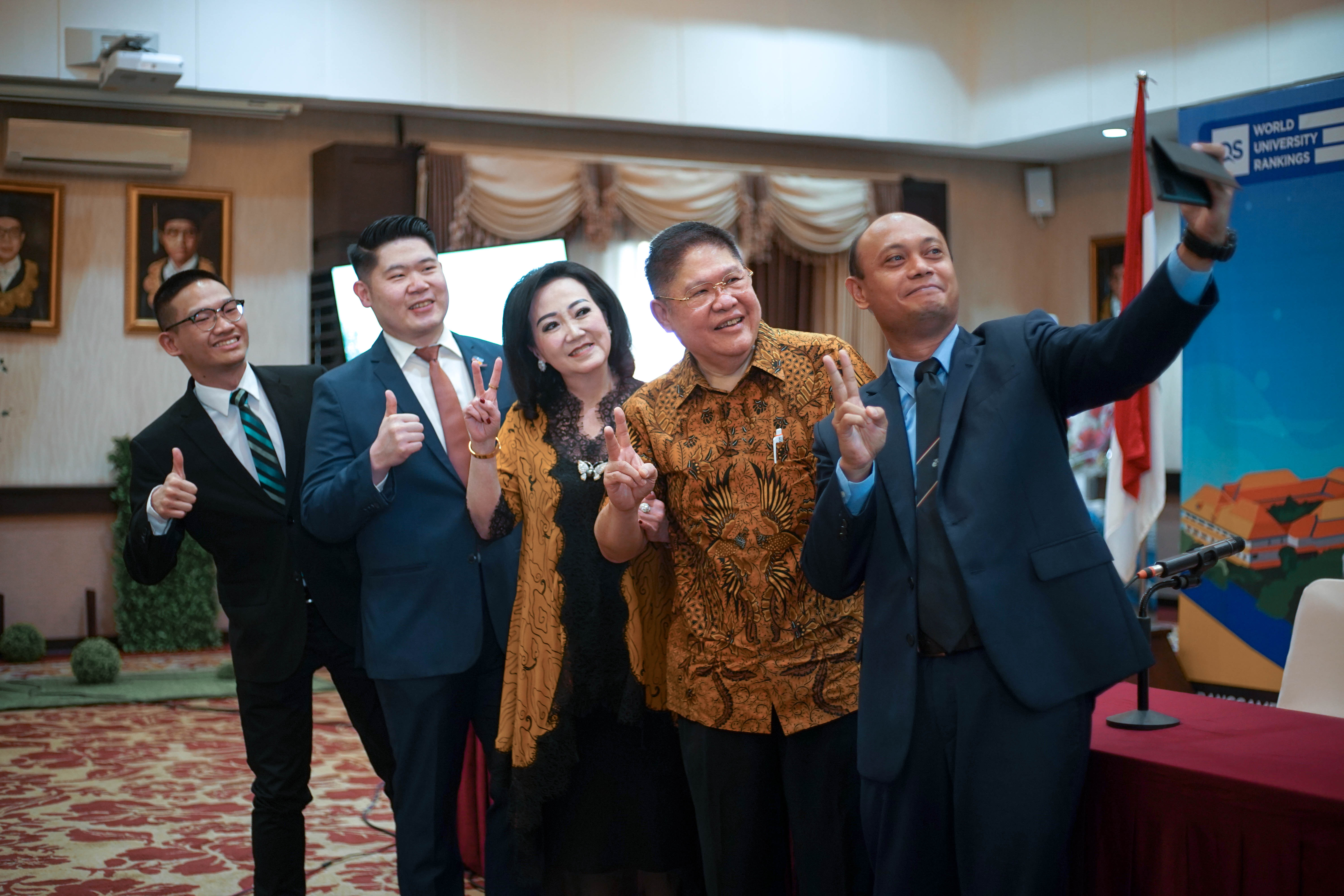 Dekan FH Unair, Iman Prihandono (kanan) mengajak swafoto keluarga Tandyo Hasan. DUTA/ist