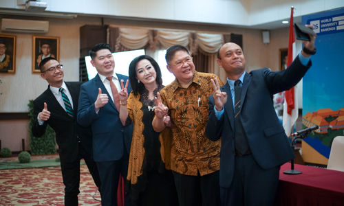 satu keluarga doktor hukum.jpg