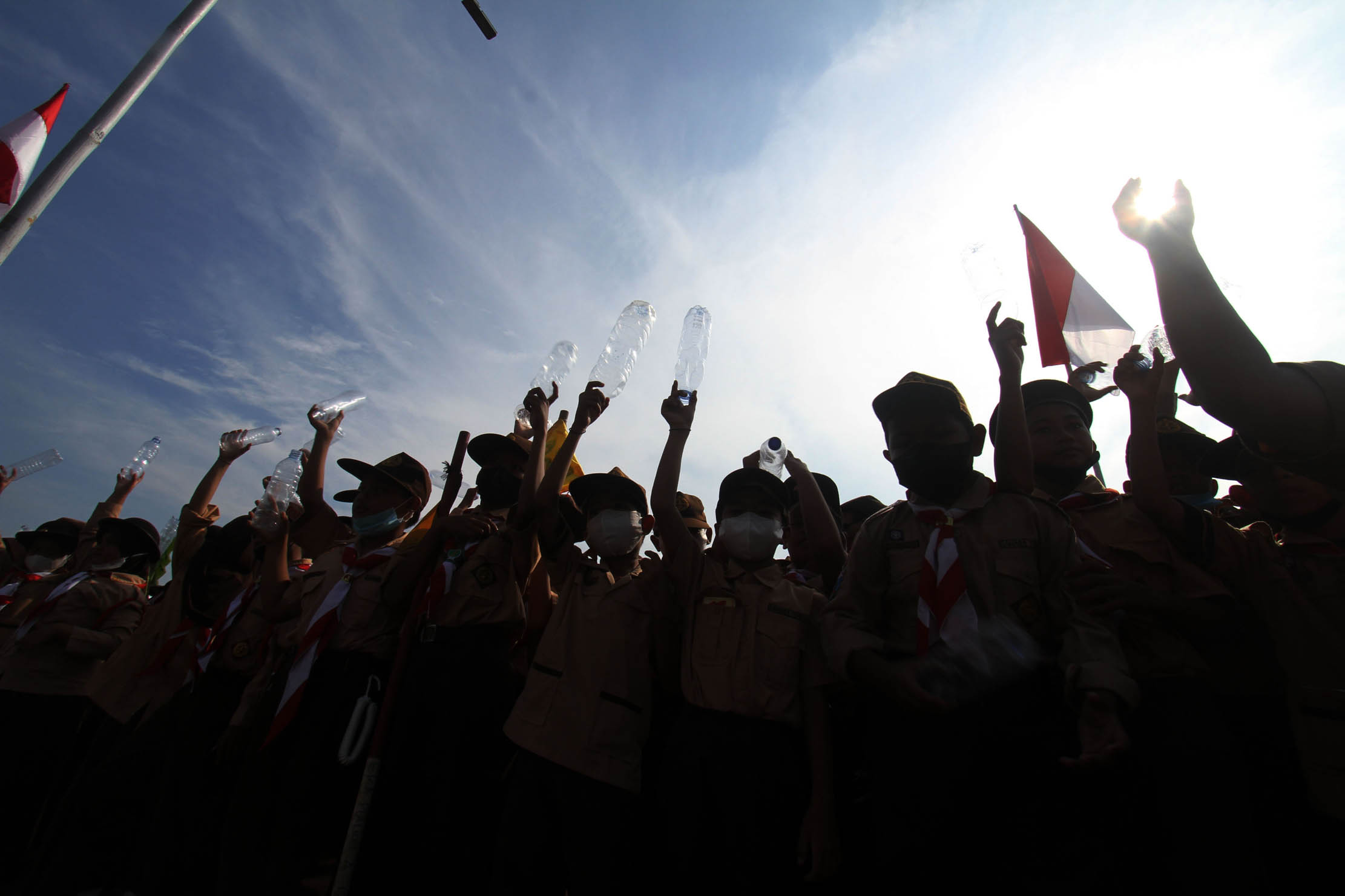 Sebanyak 777 siswa Sekolah Dasar Panunggangan Barat Kota Tangerang merayakan Hari Kemerdekaan RI dengan melakukan kegiatan meremas botol plastik dan membuang bersama-sama dengan diiringi lagu Indonesia Raya. Kegiatan ini dilakukan sebagai himbauan untuk peduli sampah sejak dini, Sabtu 13 Agustus 2022. Foto : Panji Asmoro/TrenAsia