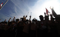 Sebanyak 777 siswa Sekolah Dasar Panunggangan Barat Kota Tangerang merayakan Hari Kemerdekaan RI dengan melakukan kegiatan meremas botol plastik dan membuang bersama-sama dengan diiringi lagu Indonesia Raya. Kegiatan ini dilakukan sebagai himbauan untuk peduli sampah sejak dini, Sabtu 13 Agustus 2022. Foto : Panji Asmoro/TrenAsia