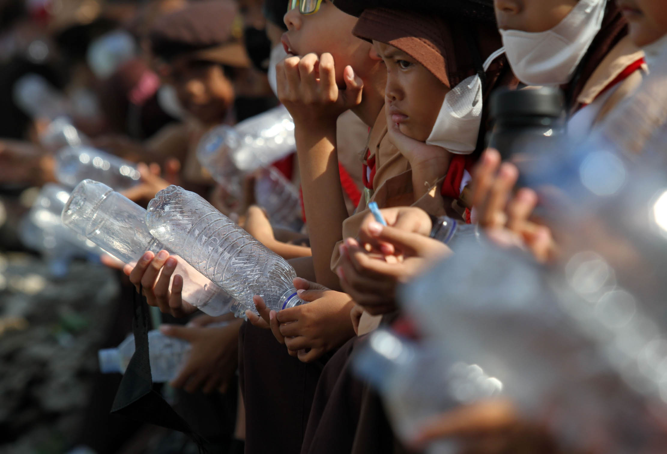 Sebanyak 777 siswa Sekolah Dasar Panunggangan Barat Kota Tangerang merayakan Hari Kemerdekaan RI dengan melakukan kegiatan meremas botol plastik dan membuang bersama-sama dengan diiringi lagu Indonesia Raya. Kegiatan ini dilakukan sebagai himbauan untuk peduli sampah sejak dini, Sabtu 13 Agustus 2022. Foto : Panji Asmoro/TrenAsia