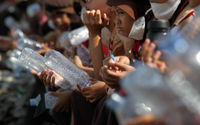 Sebanyak 777 siswa Sekolah Dasar Panunggangan Barat Kota Tangerang merayakan Hari Kemerdekaan RI dengan melakukan kegiatan meremas botol plastik dan membuang bersama-sama dengan diiringi lagu Indonesia Raya. Kegiatan ini dilakukan sebagai himbauan untuk peduli sampah sejak dini, Sabtu 13 Agustus 2022. Foto : Panji Asmoro/TrenAsia
