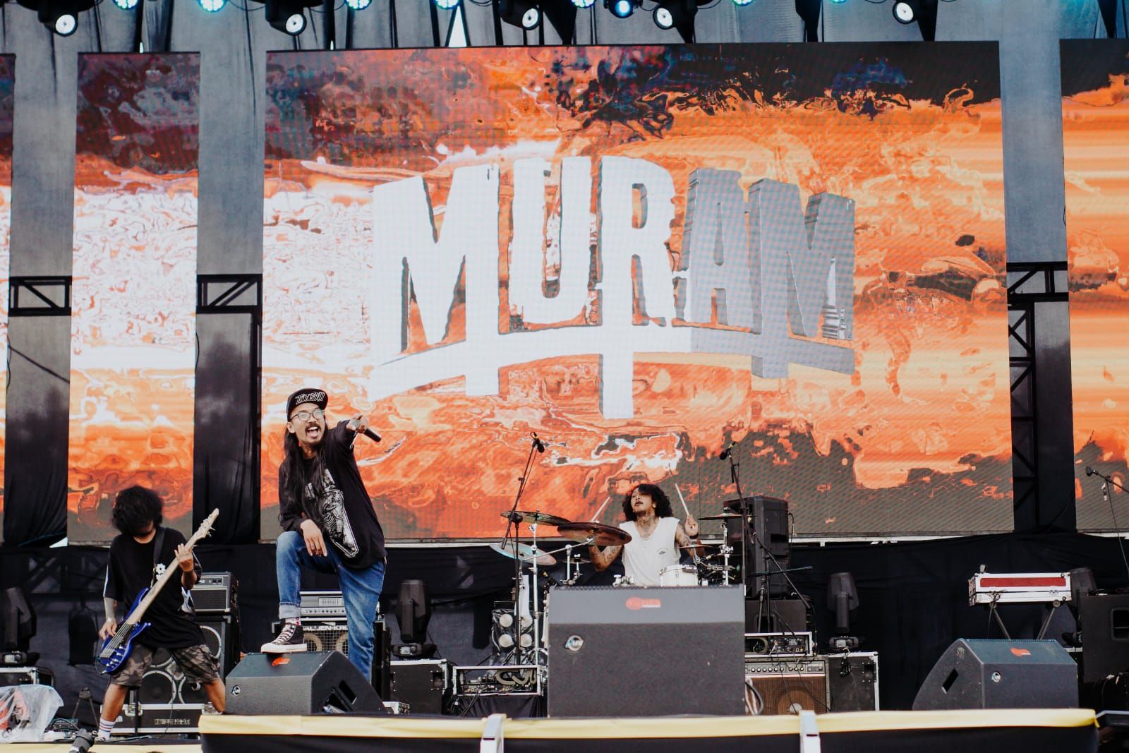 Muram, saat tampil di sebuah gigs musik. Foto: Muram for Starbanjar