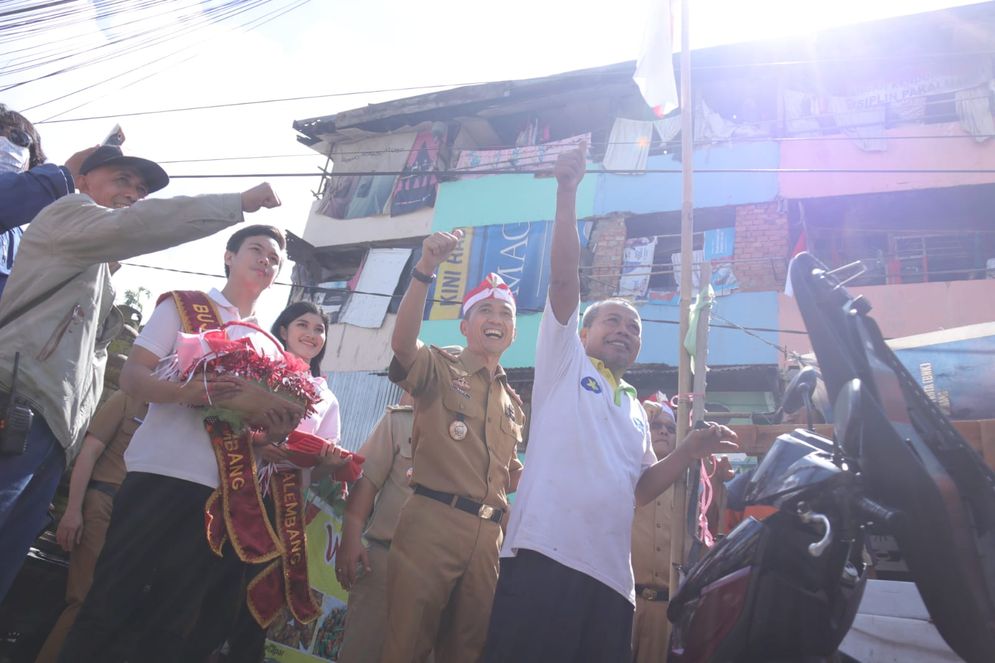 PALEMBANG – Dalam rangka memeriahkan “Gerakan Pembagian 10 Juta Bendera Merah Putih” se-Indonesia, Pemkot Palembang menyambagi sejumlah kawasan, diantaranya rumah susun di kawasan 24 Ilir, Senin (15/8/2022).