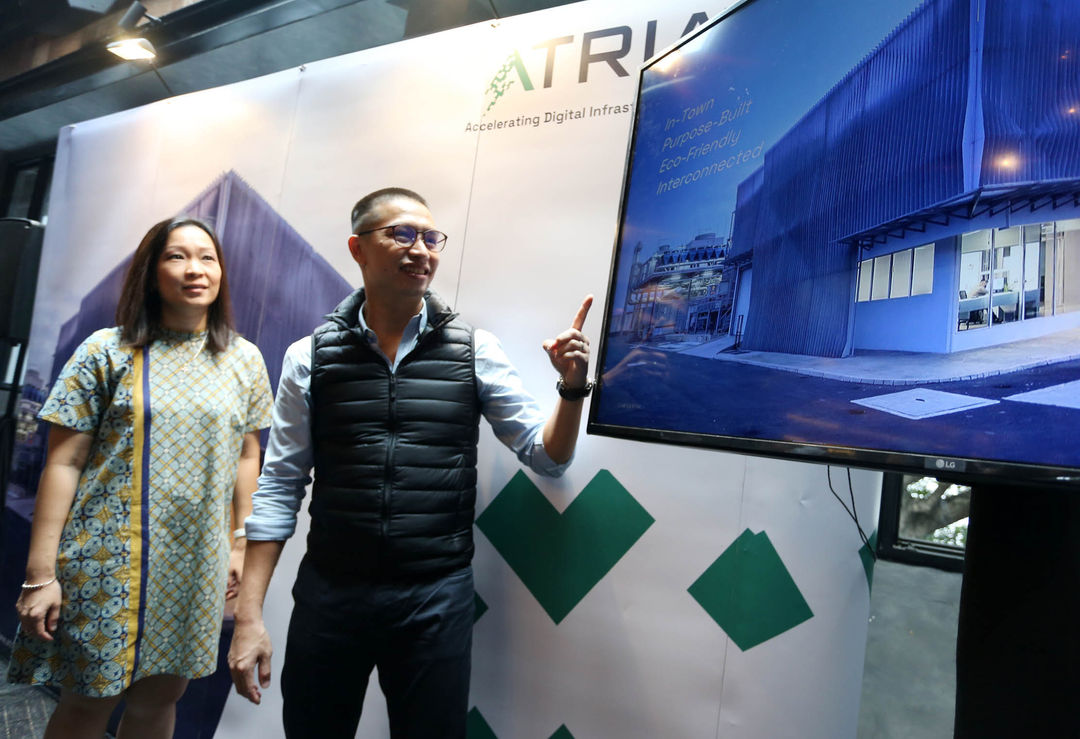 CEO AtriaDC Arthur Angelo Syailendra berbincang dengan COO AtriaDC Christine Ratna usai konferensi pers dengan media. AtriaDC perusahaan penyedia layanan data center ramah lingkungan dengan layanan data center yang berkualitas dan terukur bagi perusahaan untuk kolokasi, interkoneksi, dan memberikan pengalaman digital terbaik kepada mitra, pelanggan, dan end-user.Pengembangan AtriaDC sebagai data center ramah lingkungan akan mendapat dukungan penuh dari PT Saratoga Investama Sedaya Tbk (SRTG) sebagai pemegang saham utama.Foto : Panji Asmoro/TrenAsia