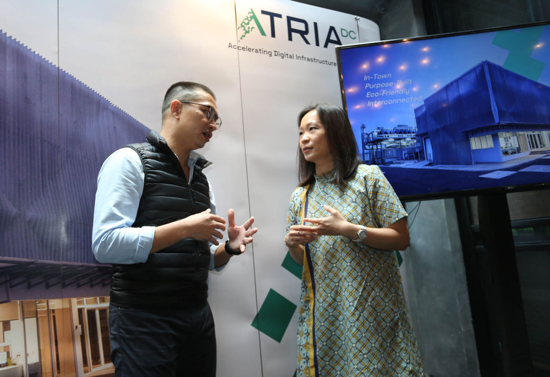 CEO AtriaDC Arthur Angelo Syailendra berbincang dengan COO AtriaDC Christine Ratna usai konferensi pers dengan media. AtriaDC perusahaan penyedia layanan data center ramah lingkungan dengan layanan data center yang berkualitas dan terukur bagi perusahaan untuk kolokasi, interkoneksi, dan memberikan pengalaman digital terbaik kepada mitra, pelanggan, dan end-user.Pengembangan AtriaDC sebagai data center ramah lingkungan akan mendapat dukungan penuh dari PT Saratoga Investama Sedaya Tbk (SRTG) sebagai pemegang saham utama.Foto : Panji Asmoro/TrenAsia