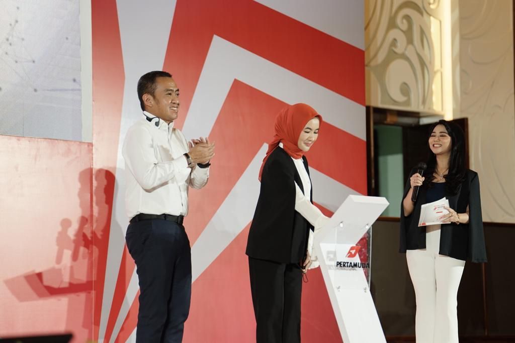 Direktur Utama PT Pertamina (Persero) Nicke Widyawati didampingi Corporate Secretary, Brahmantya S Poerwadi saat melakukan seremonial Kick Off sebagai tanda dibukanya pendaftaran Pertamuda Seed and Scale 2022.