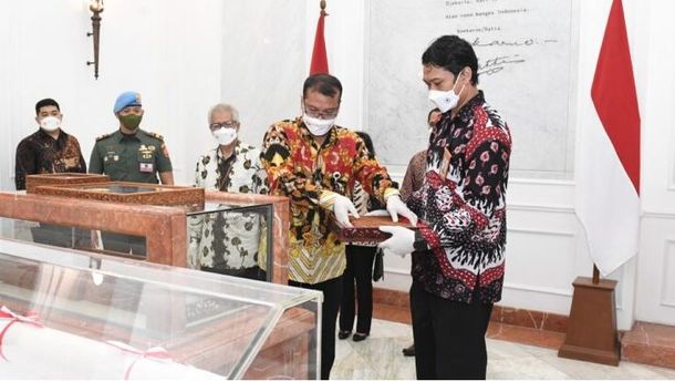 HUT ke-77 RI:  Naskah Asli 'Teks Proklamasi' Akan Disandingkan dengan 'Bendera Pusaka' di Istana Merdeka