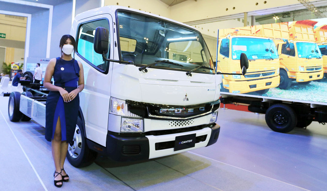 Model berpose di samping Fuso eCanteryang dipamerkan di ajang pameran otomotif Gaikindo Indonesia International Auto Show (GIIAS) 2022 di ICE BSD, Serpong.  Mobil niaga listrik Mitsubishi Fuso ini merupakan kendaraan niaga listrik pertama di Indonesia, yang menggunakan enam modul baterai bertegangan tinggi, motor listrik dan gearbox memiliki daya maksimum 135kw/184 PS dan torsi maksimum 390Nm/39.7 kgm. Foto : Panji Asmoro/TrenAsia