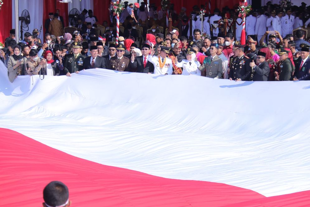 Wako Palembang Ikut Bentangkan Bendera Raksasa Jahitan 1.529 Pelajar 