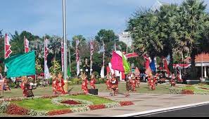 Tarian Kolosal di Halaman Grahadi di HUT Kemerdekaan RI Ke-77
